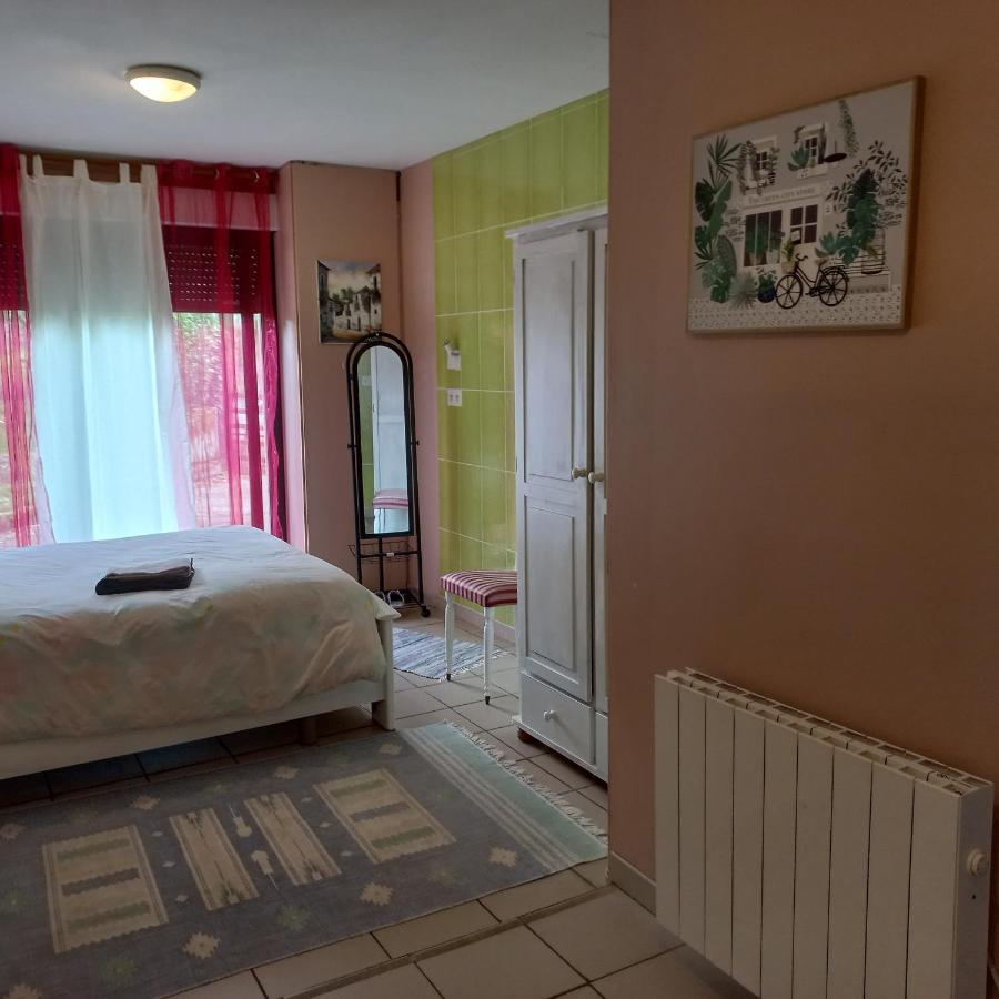 Chambre Spatieuse Avec Grand Lit. Aspet Exteriér fotografie